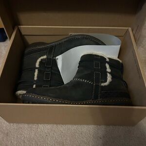 UGG Women’s black “Cove” Suede Shearling Ankle Boots NEW!